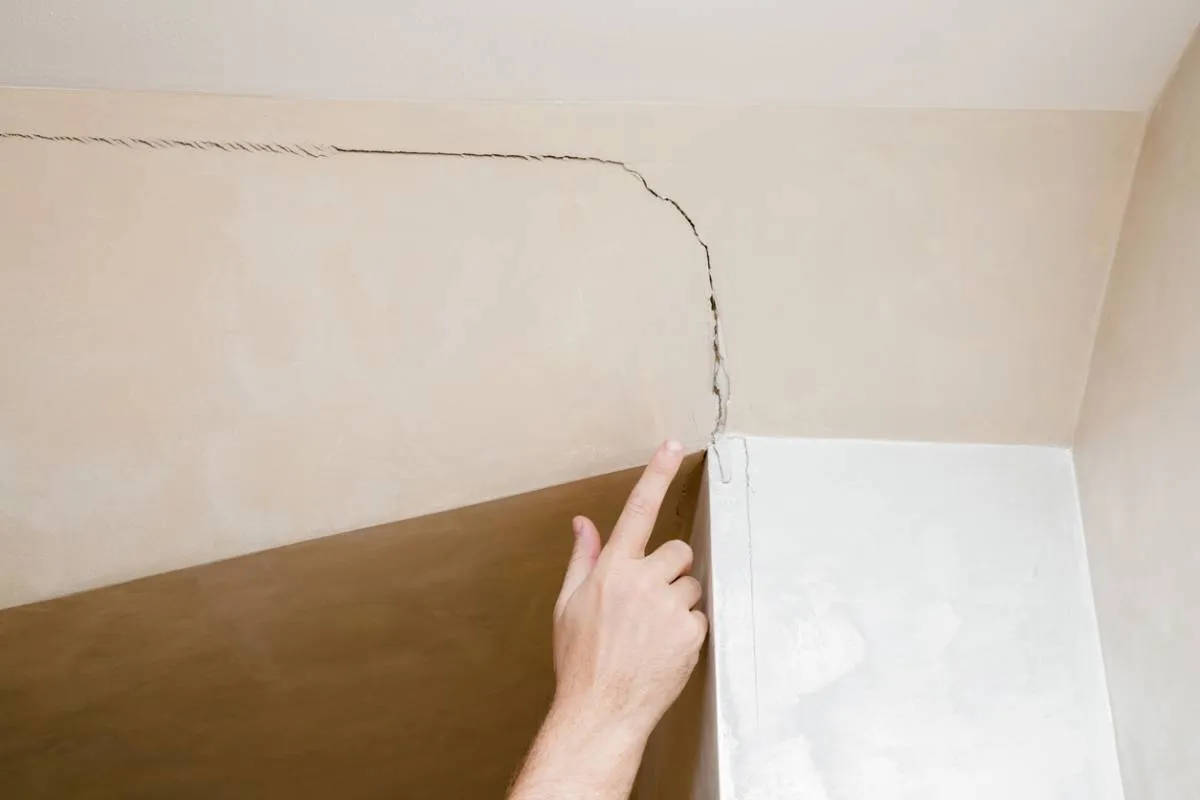 Votre maison se fissure ? Le sol est peut-être en cause !