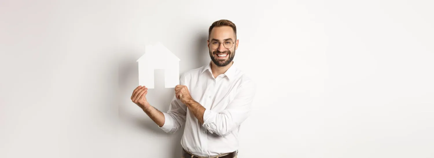 Un professionnel de l'immobilier montrant un modèle de maison 