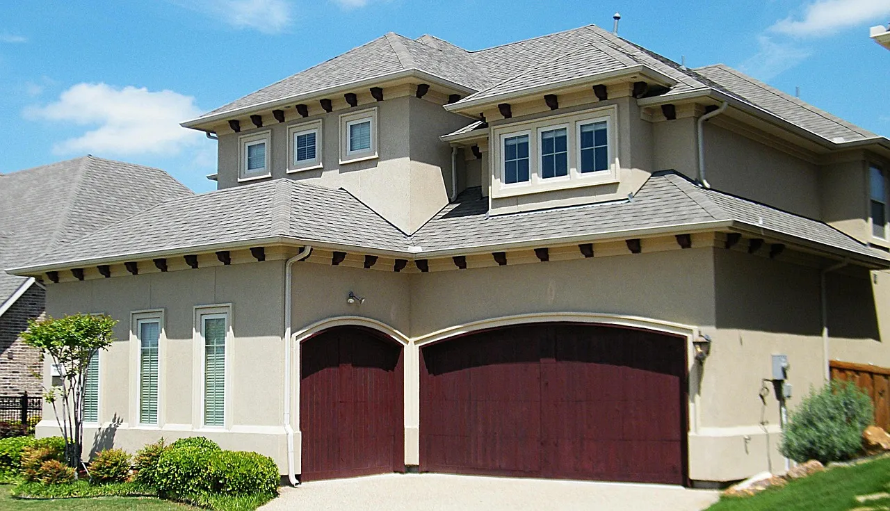 Révolutionnez votre façade avec une porte de garage sur mesure