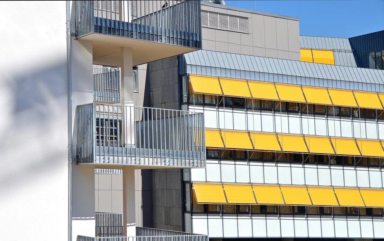 Pourquoi installer un store banne change la vie de votre maison