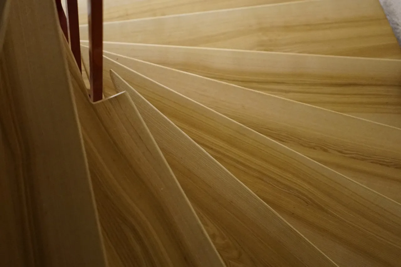 Donnez une nouvelle vie à votre escalier en bois avec la peinture !