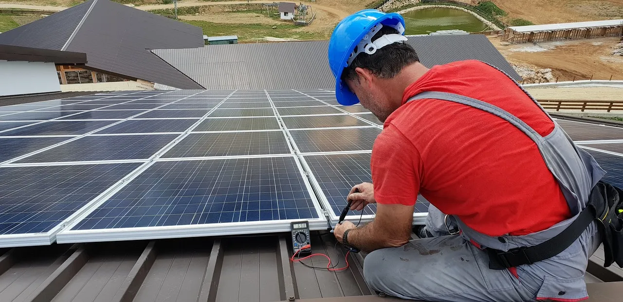 Tirez parti du soleil: apprendre l’installation des panneaux solaires