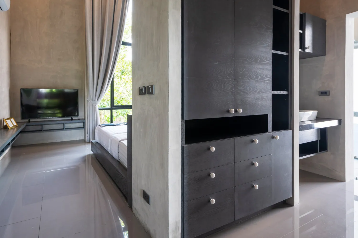 Armoire dans le couloir de la chambre à coucher de style loft moderne