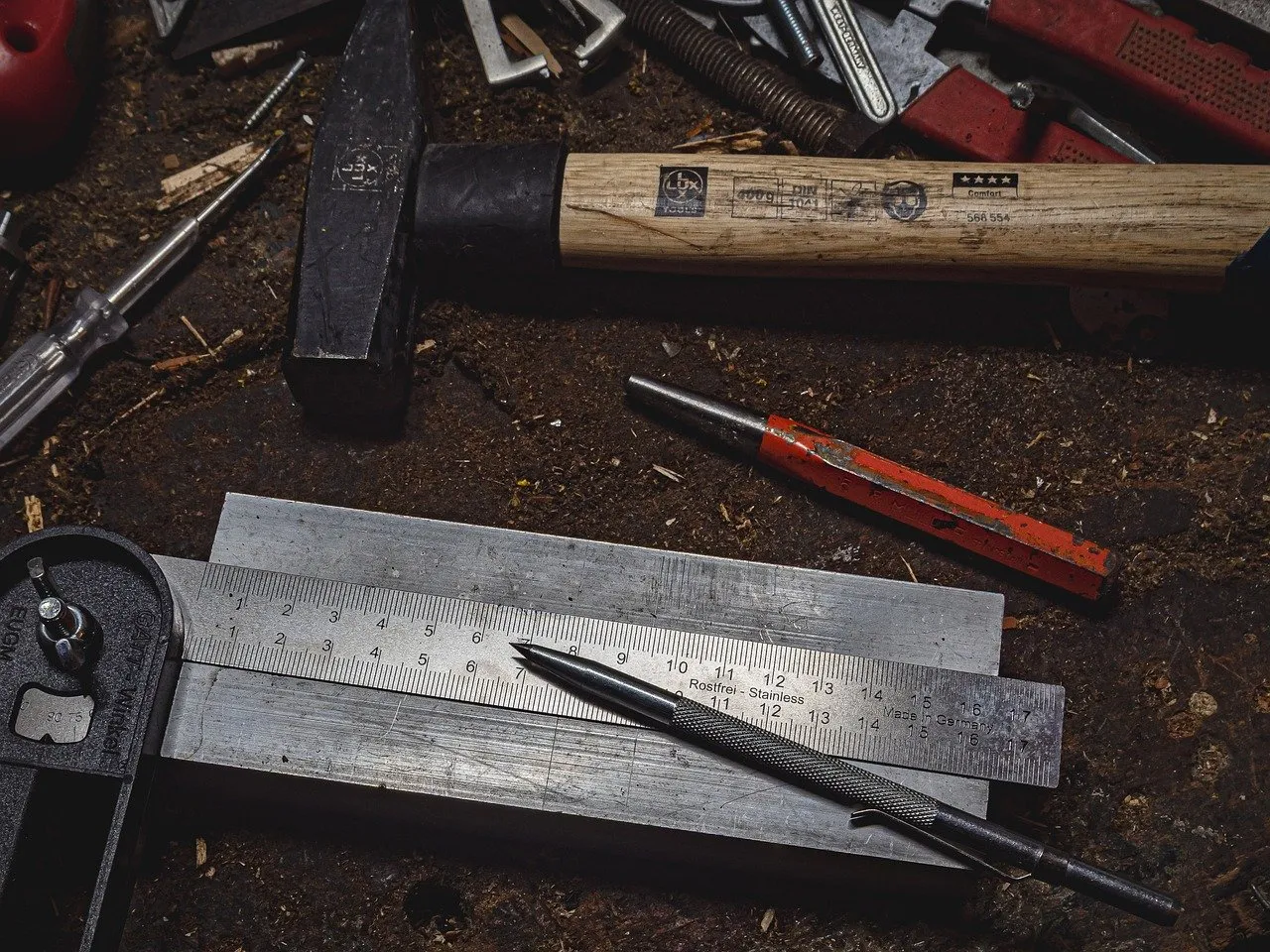 Murs ternes, portes fatiguées : et si le bois changeait tout sans chantier ?