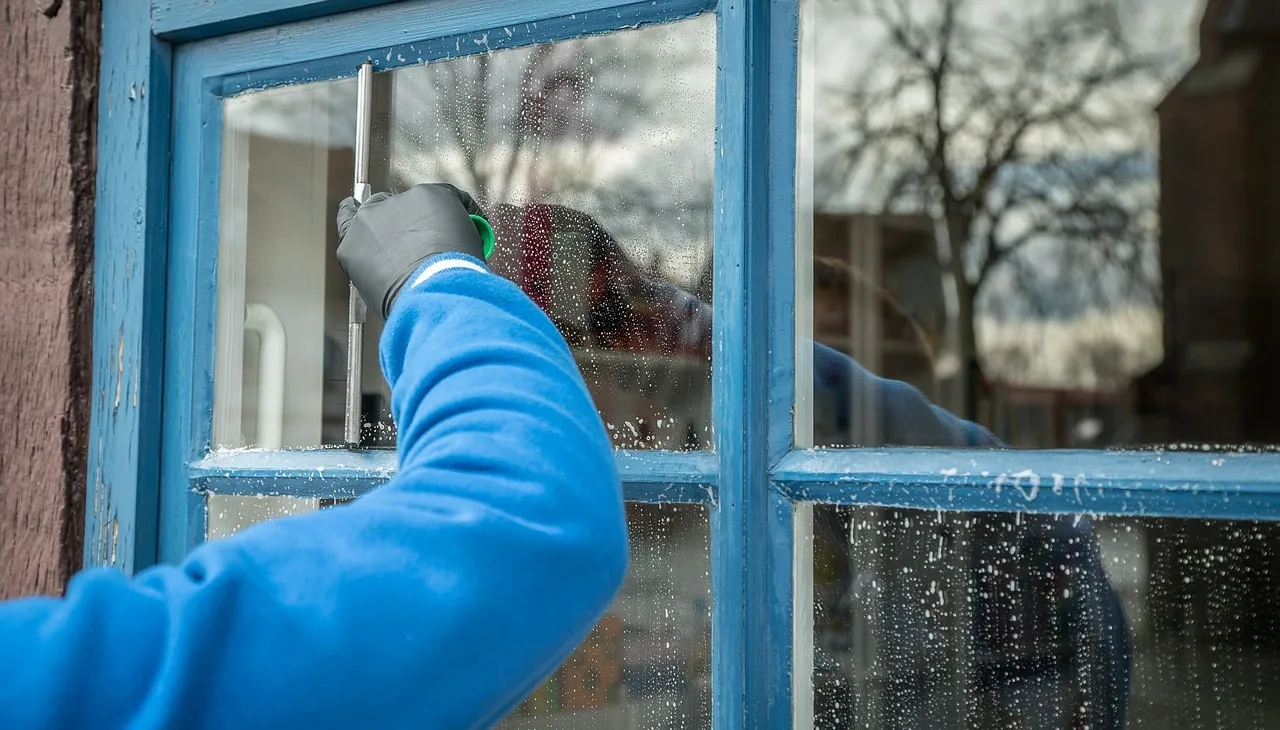 Installer un film de sécurité sur une porte en verre pour protéger votre maison