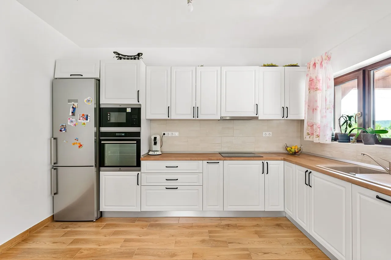 Petite cuisine en L : Comment transformer un espace restreint en un nid douillet?