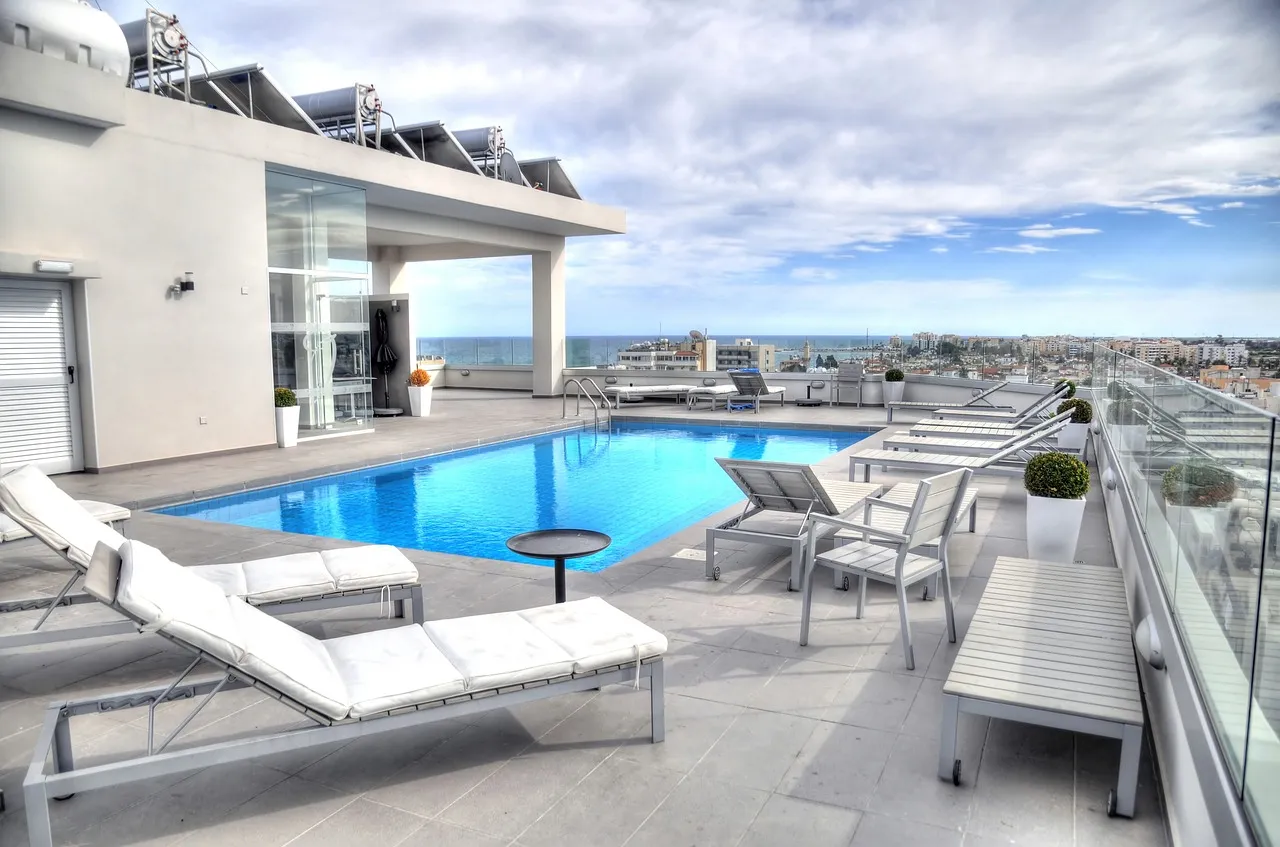 5 astuces infaillibles pour nettoyer correctement une terrasse en résine de marbre