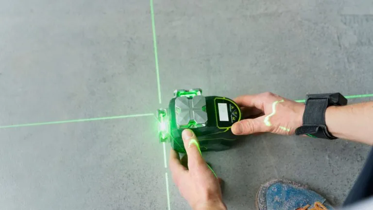 Niveau laser ligne croix : un allié indispensable pour vos travaux de rénovation