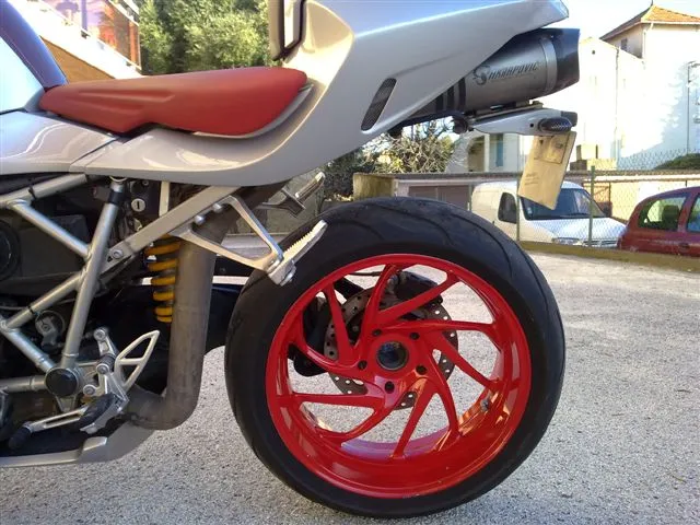 moto en jante rouge