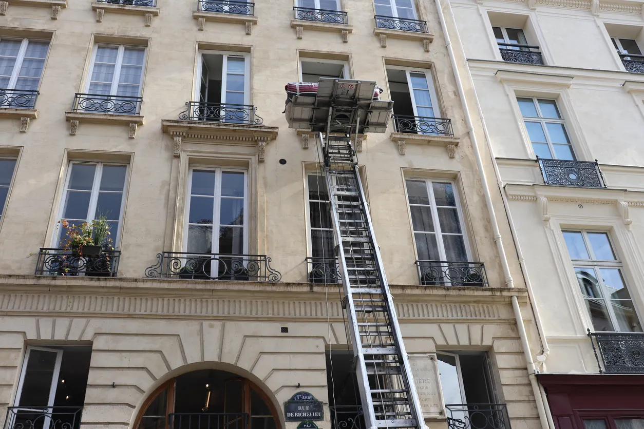 Sécurité et réglementation : ce qu’il faut savoir avant de louer un monte-meuble