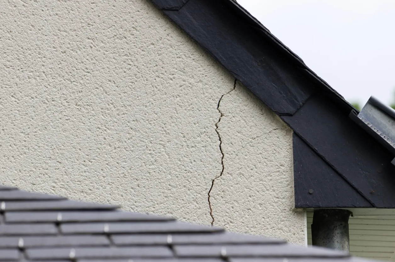 Les causes courantes des fissures dans les murs des maisons