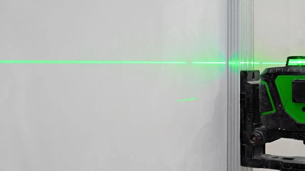 ligne verte sur mur blanc avec un niveau