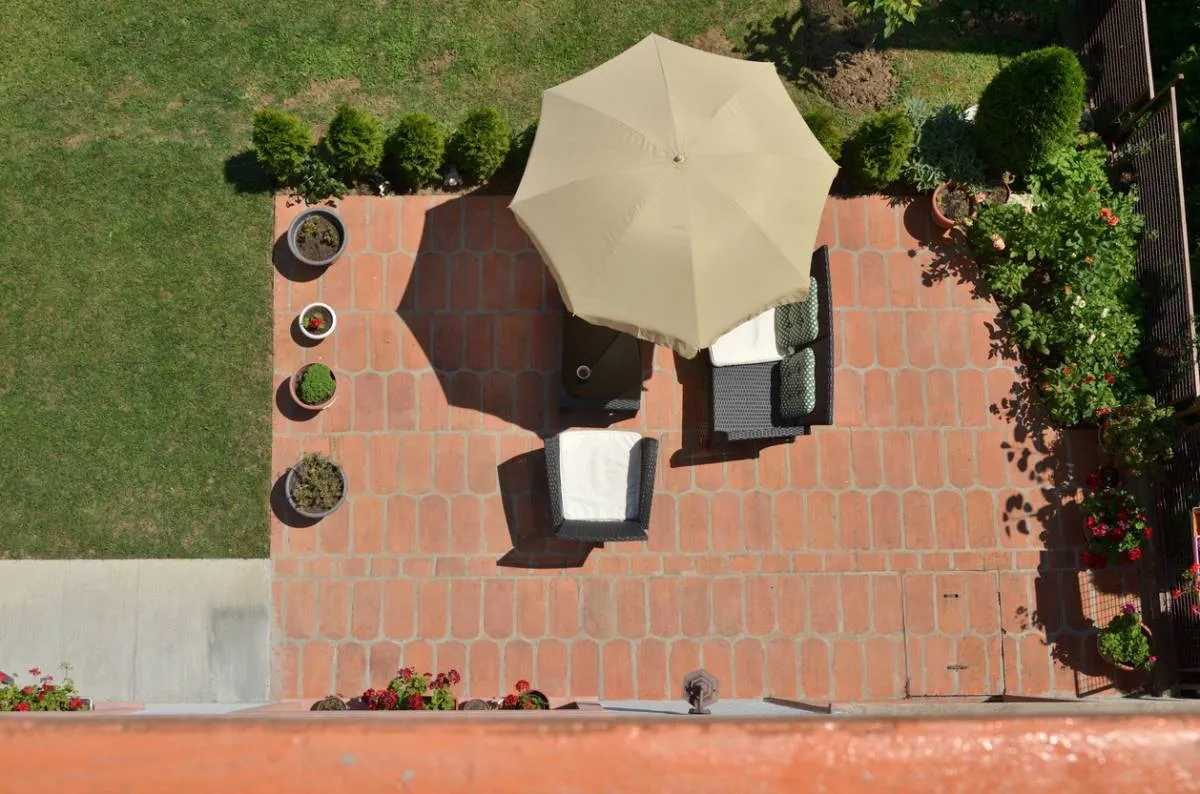 Acrylique, oléfine ou polyester : quelle toile pour votre parasol ?