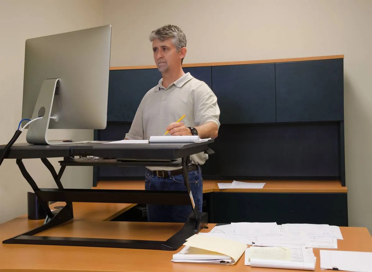 Travailler assis ou debout : quel impact sur votre dos ?