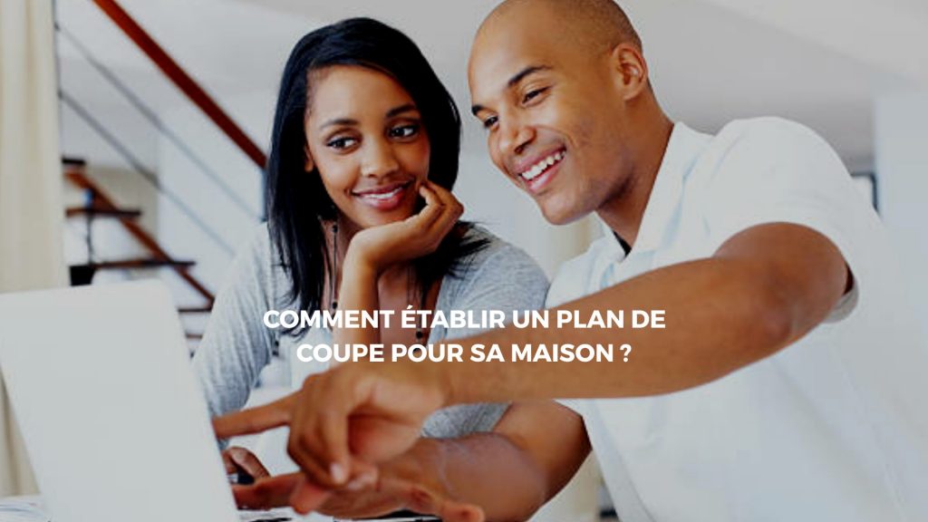 couple consultant un plan de coupe