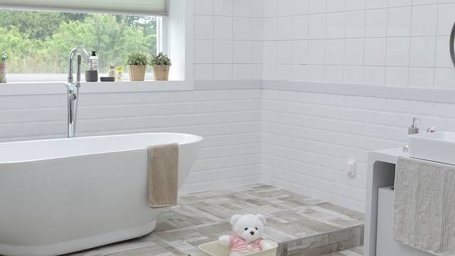 salle de bain moderne au design minimaliste