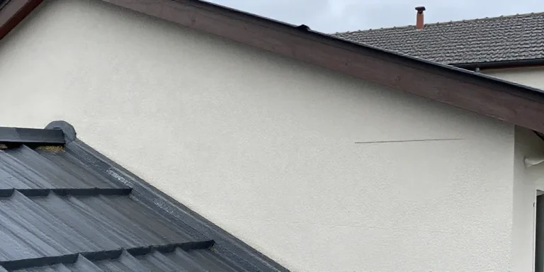 Étanchéité à Houdemont : Comment détecter et stopper une infiltration de toit ?